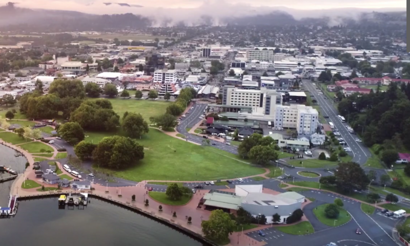 Một địa điểm du lịch nổi tiếng thế giới được nhiều người biết đến là thành phố Rotorua ở New Zealand. Không chỉ "hớp hồn" du khách bởi những cảnh quan thiên nhiên tuyệt đẹp và những phong tục văn hóa, bề dày lịch sử độc đáo, Rotorua còn gây chú ý với dấu ấn đặc trưng là bầu không khí ở thành phố này có mùi giống trứng thối. Ảnh: wikimedia.