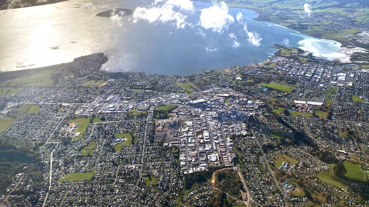 Sau thảm họa thiên nhiên này, giới chức trách và người dân ở Rotorua đã bắt tay vào công tác khắc phục hậu quả, đưa thành phố này từng bước phát triển. Ảnh: Felix Desmarais.