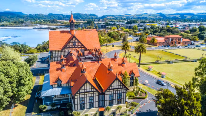 Sở dĩ thành phố Rotorua có mùi giống trứng thối là do lượng khí sunfua hydro được giải phóng từ các hoạt động địa nhiệt sôi động trong lòng đất. Ảnh: Dmitri Ogleznev/shutterstock.com.