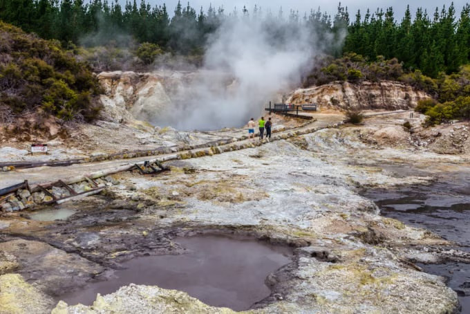 Khi tìm hiểu về lịch sử thành phố Rotorua, nhiều người không khỏi bàng hoàng khi biết nơi đây từng xảy ra một thảm kịch kinh hoàng vào năm 1886. Khi đó, núi lửa Tarawera phun trào dữ dội khiến 153 người thiệt mạng và thiệt hại về kinh tế khá lớn. Ảnh: Evgeny Gorodetsky/shutterstock.com.