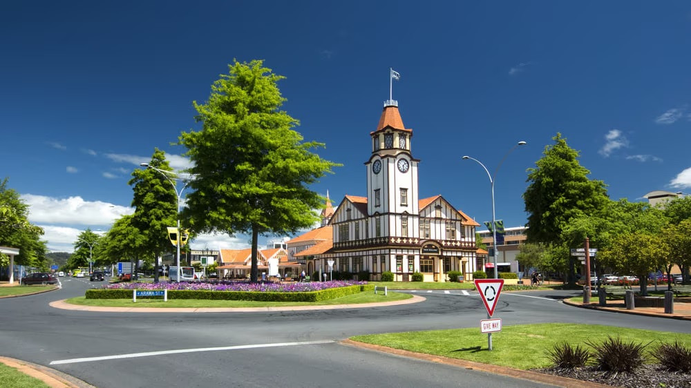 Nằm ở trung tâm đảo Bắc của New Zealand, thành phố Rotorua có nhiều mạch nước phun, suối nước nóng và các bể bùn sôi. Ngay khi đặt chân tới thành phố này, du khách sẽ ngửi thấy mùi lưu huỳnh giống hệt mùi trứng thối. Ảnh: skyticket.