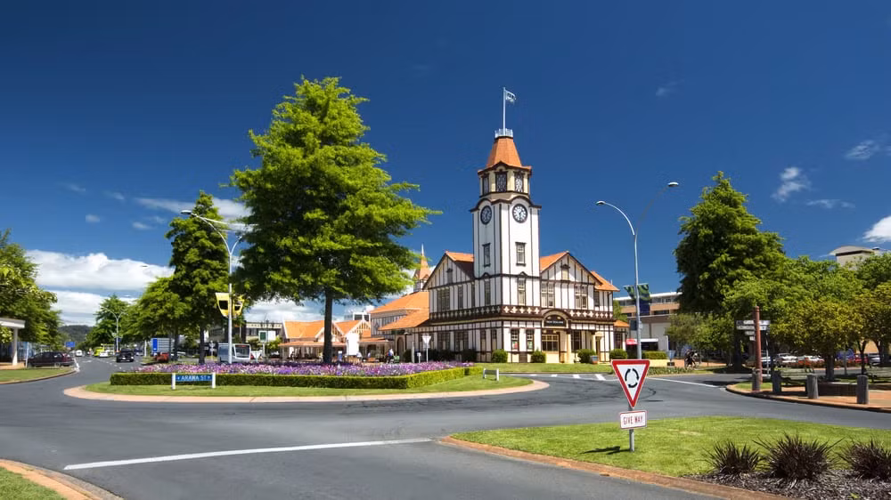 Nằm ở trung tâm đảo Bắc của New Zealand, thành phố Rotorua có nhiều mạch nước phun, suối nước nóng và các bể bùn sôi. Ngay khi đặt chân tới thành phố này, du khách sẽ ngửi thấy mùi lưu huỳnh giống hệt mùi trứng thối. Ảnh: skyticket.