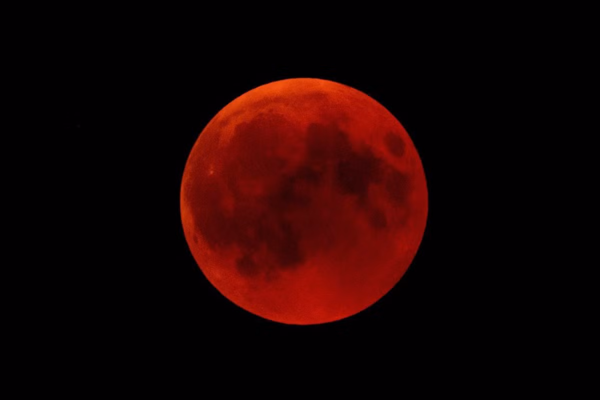  Nguyệt thực toàn phần là hiện tượng Mặt trời, Trái đất và Mặt trăng sắp xếp đúng thứ tự theo một đường thẳng. Lúc này, Mặt trời sẽ chiếu sáng Trái đất và Mặt trăng bị khuất bóng. Ảnh: Matthias Hangst / Getty Images.