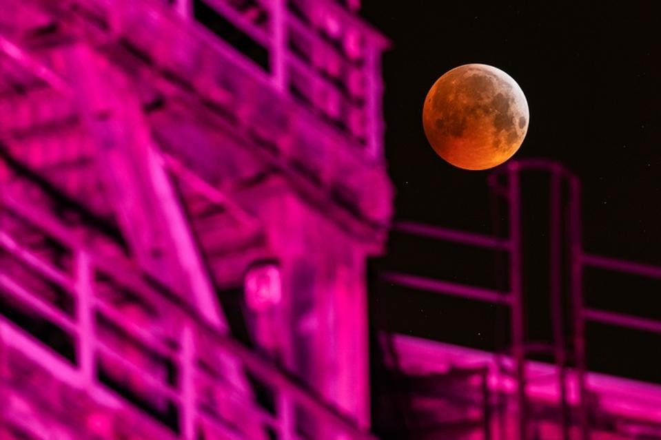 Việc ăn uống trong thời gian diễn ra nguyệt thực toàn phần cũng được cho là sẽ ảnh hưởng đến sức khỏe, mang đến điều xui xẻo cho những người làm điều đó. Ảnh: Getty Images.