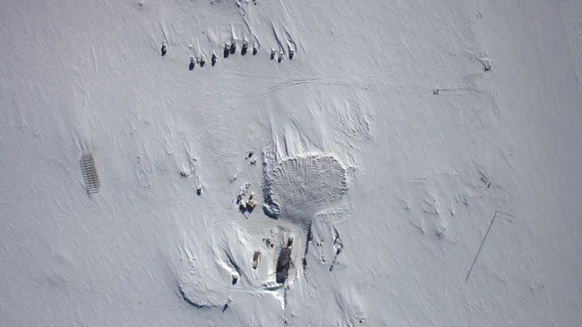 Hồ Vostok nằm bên dưới một lớp băng, tuyết dày hơn 2 km ở Nam Cực. Hồ nước có niên đại khoảng 15 triệu tuổi được đặt tên theo trạm khoa học Vostok của Liên Xô (nay là Nga). Ảnh: NASA Earth Observatory.