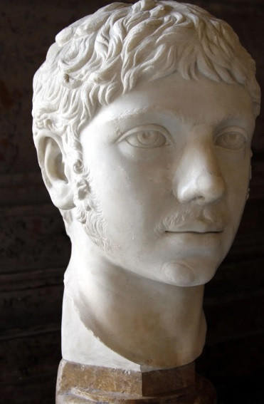 Cụ thể, hoàng đế Elagabalus phá vỡ nhiều quy tắc tôn giáo, đạo đức và luật pháp của đế chế La Mã đã thực hiện trong nhiều thế hệ. Ông hoàng La Mã này thích sống xa hoa, hưởng thụ, dùng tiền thuế của nhân dân để xây dựng nhiều cung điện, đền thờ... Ảnh: José Luiz Creative Commons Attribution-ShareAlike 4.0 (International).