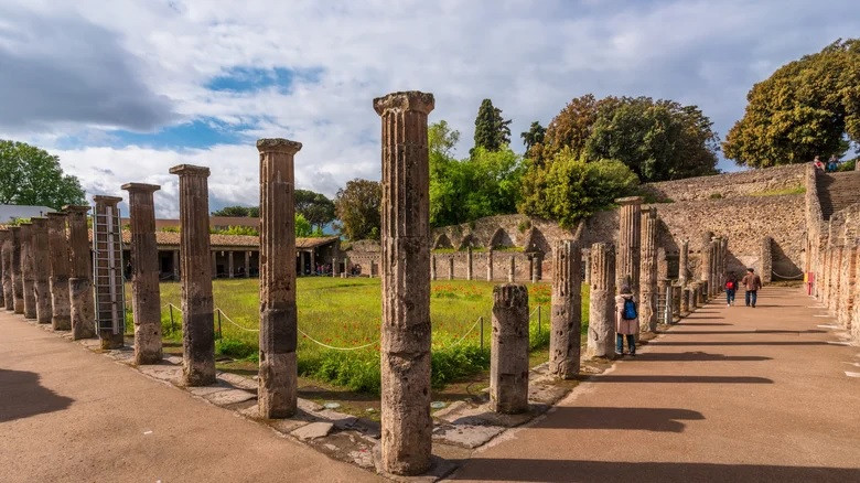 Vào năm 79 sau Công nguyên, thành phố cổ Pompeii bị "xóa sổ" Vesuvius phun trào, giết chết hàng nghìn người. Toàn bộ Pompeii bị chôn vùi trong tro bụi, đất đá núi lửa. Theo đó, nhiều công trình, hiện vật... của người dân Pompeii bị "đóng băng" gần 2.000 năm. Ảnh: Hsalis/Shutterstock.