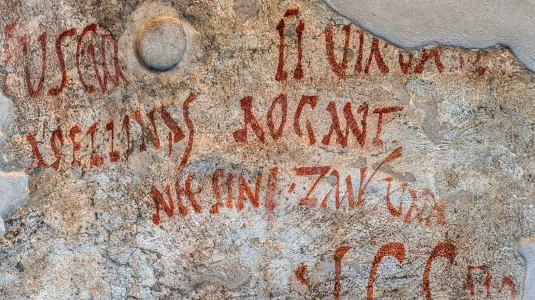 Người dân ở Pompeii cũng sáng tạo ra những bức Graffiti trên tường. Họ vẽ lên tường bất cứ thứ gì nghĩ đến như những câu nói về tình yêu, chính trị... Ảnh: Fotogablitz/Getty Images.