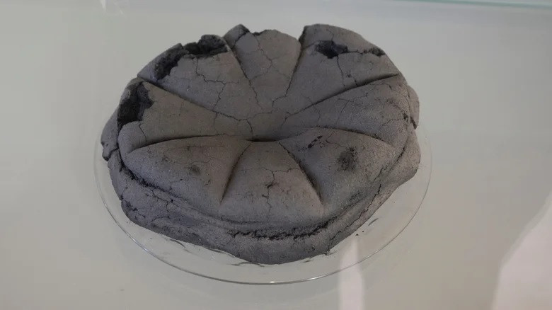 Kể từ khi phát hiện Pompeii vào những năm 1800, các chuyên gia đã thực hiện nhiều cuộc khai quật và phát hiện nhiều cổ vật quý hiếm. Trong đó, họ tìm thấy một ổ bánh mì cháy đen. Qua kiểm tra, họ xác định loại bánh mì này được làm từ bột mì, mật ong, hạt và thảo mộc. Ảnh: leszczem/Shutterstock.