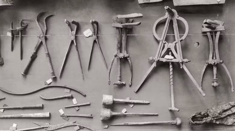 Một số dụng cụ phẫu thuật được tìm thấy tại Pompeii cho thấy người dân La Mã đã có nhiều kiến thức về y học. Hầu hết được làm bằng hợp kim đồng. Một số dụng cụ trông khá giống thiết bị y tế ngày nay. Ảnh: Hulton Archive/Getty Images.