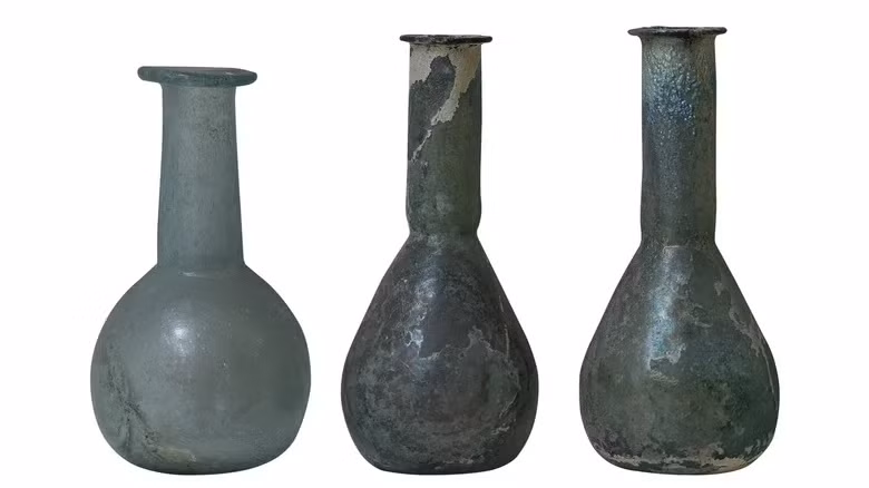 Tại thành phố cổ Pompeii, các nhà khảo cổ đã khai quật được một số bình thủy tinh. Điều này cho thấy người La Mã thời cổ đại có tay nghề cao khi có thể tạo ra nhiều sản phẩm tinh tế. Ảnh: macondo/Shutterstock.