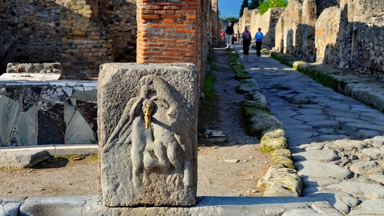 Khi khai quật thành phố cổ Pompeii, các chuyên gia không khỏi bất ngờ trước cơ sở hạ tầng cung cấp nước tiên tiến. Nhờ hệ thống này, người dân sống ở Pompeii có nguồn nước dồi dào để sinh hoạt, sản xuất, kinh doanh. Ảnh: Jan Ohrstrom/Shutterstock.