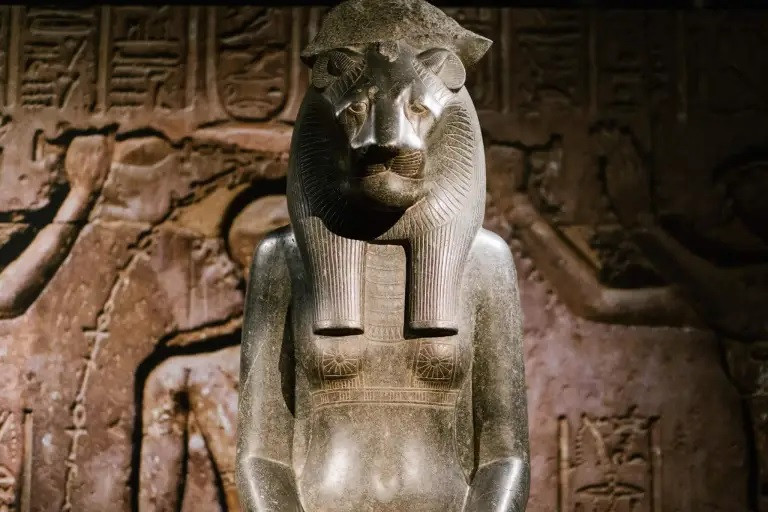 Ngoài ra, một số pharaoh thu thập rất nhiều bức tượng tạc nữ thần Sekhmet với hy vọng nữ thần sẽ chữa khỏi bệnh cho họ hoặc bảo vệ họ khi sang thế giới bên kia. Ảnh: egypt-museum.