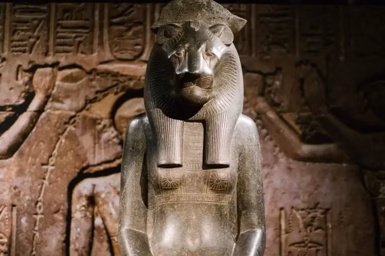 Ngoài ra, một số pharaoh thu thập rất nhiều bức tượng tạc nữ thần Sekhmet với hy vọng nữ thần sẽ chữa khỏi bệnh cho họ hoặc bảo vệ họ khi sang thế giới bên kia. Ảnh: egypt-museum.