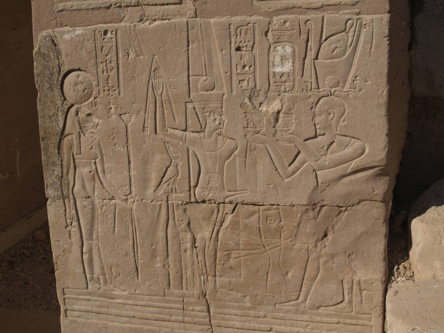 Người dân Ai Cập thường kể những câu chuyện về nữ thần Sekhmet cũng như thực hiện các lễ hiến tế đẫm máu để xoa dịu cơn thịnh nộ của bà. Ảnh: Institute for the Study of the Ancient World / Flickr.