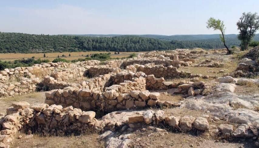 Theo chuyên gia Garfinkel, 3 bức tượng đầu người có niên đại khoảng 3.000 tuổi có thể chạm khắc "khuôn mặt của Chúa". Ảnh: Shutterstock.