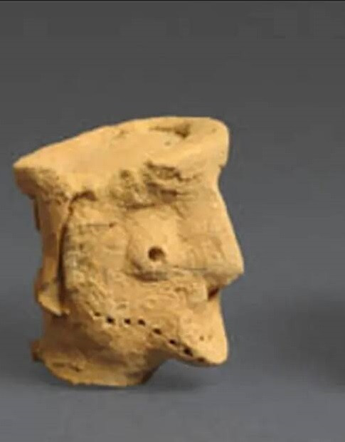 Toàn bộ các bức tượng đều có đặc điểm chung về mắt, mũi, tai. Ngoài 3 bức tượng cổ xưa được cho mang "khuôn mặt của Chúa", ông Garfinkel cho hay trên thế giới còn 2 tác phẩm điêu khắc tương tự hiện nằm trong Bộ sưu tập Moshe Dayan tại Bảo tàng Israel. Ảnh: The Jerusalem Post.