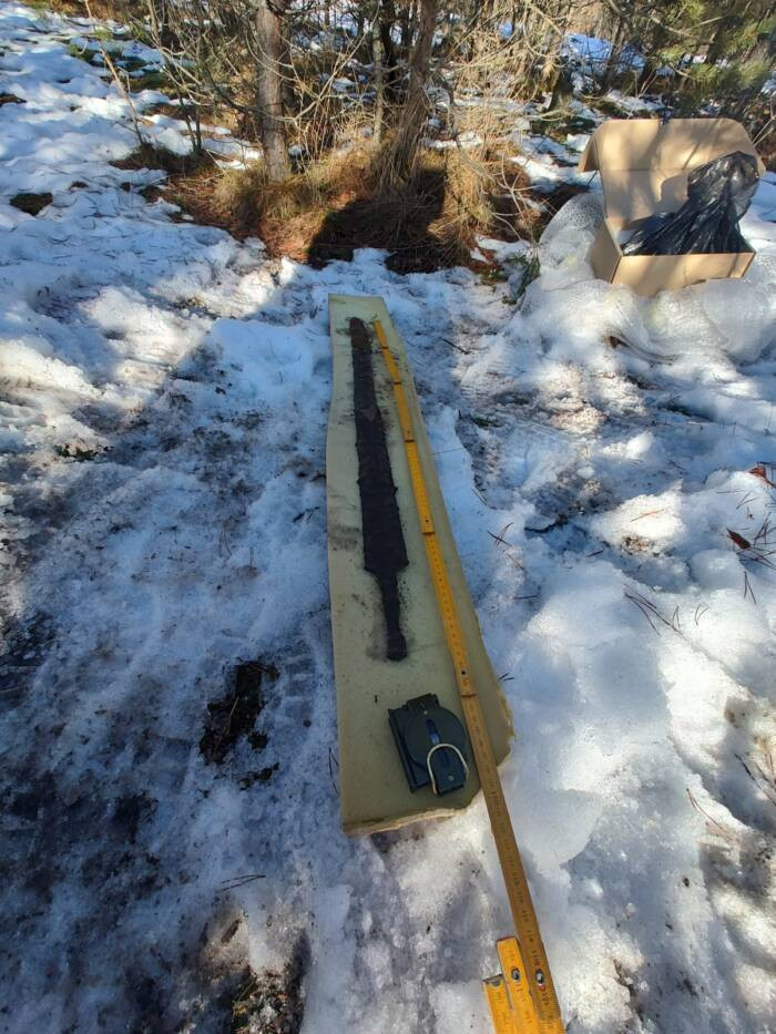 Hai thợ dò kim loại Rafal Proszowski và Mariusz Lampa đã tìm thấy một thanh kiếm La Mã khoảng 2.000 tuổi trong quá trình tìm kiếm các hiện vật từ Thế chiến 2 trong khu rừng ở miền Nam Ba Lan. Ảnh: INVENTUM Association/Facebook.