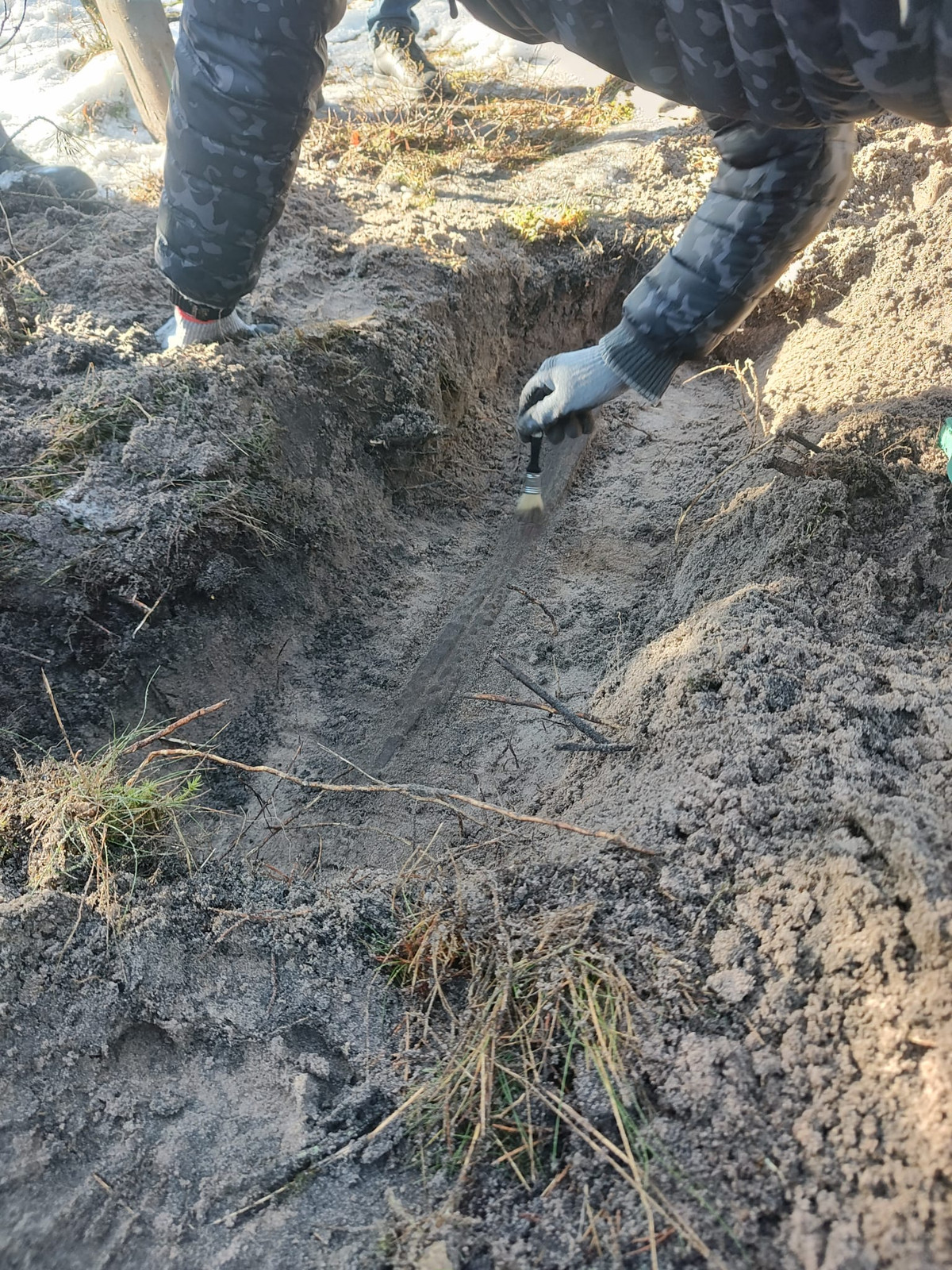 Ngoài thanh kiếm, Proszowski và Lampa còn tìm thấy một số hiện vật khác bao gồm một chiếc rìu được bảo quản khá tốt có niên đại vào thời Trung cổ. Ảnh: Stowarzyszenie Inventum/Facebook.