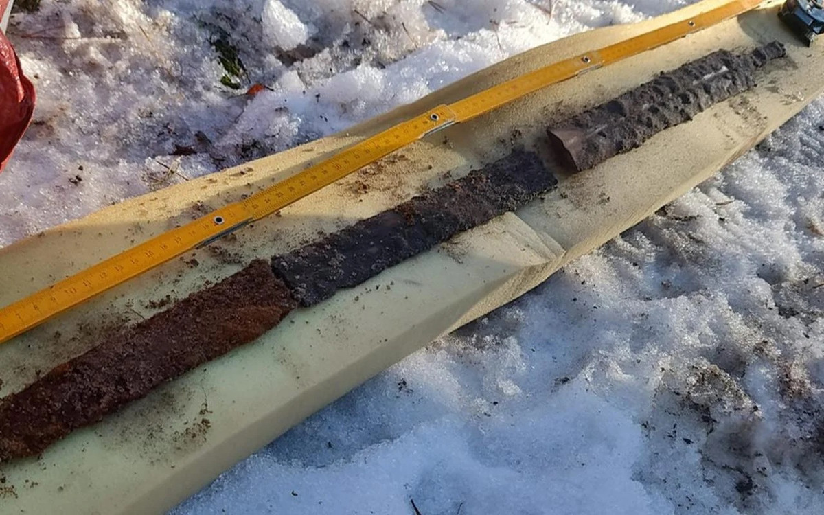 "Chúng tôi chưa bao giờ tìm thấy hiện vật nào giống như thế này trước đây", Proszowski chia sẻ về việc tìm thấy thanh kiếm khoảng 2.000 tuổi. Ảnh: INVENTUM Association.