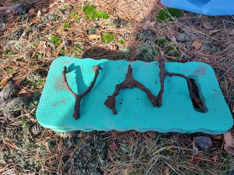 Kết quả kiểm tra của các chuyên gia cho thấy đó là một thành kiếm spatha cổ đại. Đây là một loại vũ khí đặc trưng của bộ binh La Mã. Phần lưỡi kiếm bị gãy thành 3 phần. Điều này khiến giới nghiên cứu suy đoán vũ khí này có thể là một phần của một nghi lễ chôn cất. Ảnh: INVENTUM Association/Facebook.