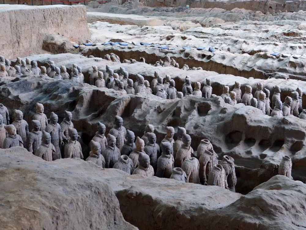 Bảo tàng Lăng mộ Hoàng đế Tần Thủy Hoàng cho biết thêm, các chuyên gia còn tìm thấy 3 chiến binh đất nung và 3 con ngựa đất nung trong cuộc khai quật trên. Ảnh: Zossolino via Wikimedia Commons under CC BY-SA 4.0.