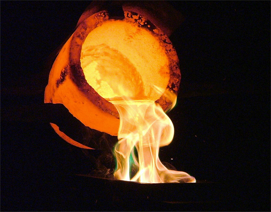 Ngay cả các nhà giả kim ở phương Tây thời xưa cũng "khuyên" người dân uống một lượng vàng nóng chảy nhỏ sẽ giúp đạt được sự bất tử. Theo đó, không ít nhà cai trị, người giàu có khi ấy đã mua vàng để các nhà giả kim nấu chảy làm thuốc trường sinh. Ảnh: mining.com.