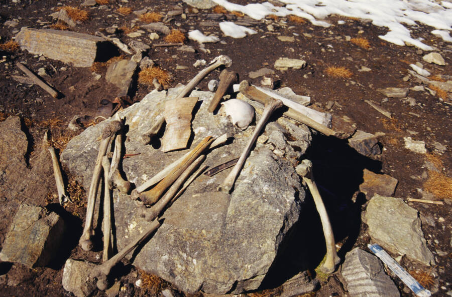 Theo các chuyên gia, phần lớn những người "vùi xác" dưới đáy hồ đều cao hơn chiều cao trung bình và thuộc độ tuổi từ 35 - 40. Họ không tìm thấy bất cứ hài cốt trẻ sơ sinh hoặc trẻ nhỏ nào. Một số phụ nữ lớn tuổi cũng được tìm thấy tại đây. Ảnh: Dinodia Photos / Alamy Stock Photo.