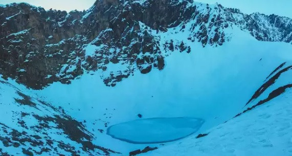 Một giả thuyết khác suy đoán đoàn người đi theo hầu nhà vua Ấn Độ và hoàng hậu đều bỏ mạng trong trận bão tuyết khi thực hiện cuộc hành hương đến đền thờ Nanda Devi cách đây khoảng 900 năm. Ảnh: Canva.