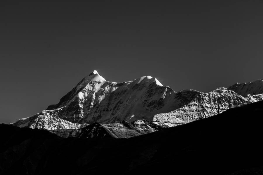 Điểm chung của tất cả những người đó là đều có sức khỏe tốt. Các nhà nghiên cứu suy đoán những người này có thể đã tử vong khi xảy ra thảm họa vào thế kỷ 9. Ảnh: Yash Soorma/Wikimedia Commons.