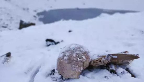 Theo giả thuyết này, nhiều nhóm người có thể đã di chuyển qua khu vực hồ Roopkund thì bất ngờ gặp trận bão tuyết và tử vong. Ảnh: Canva.