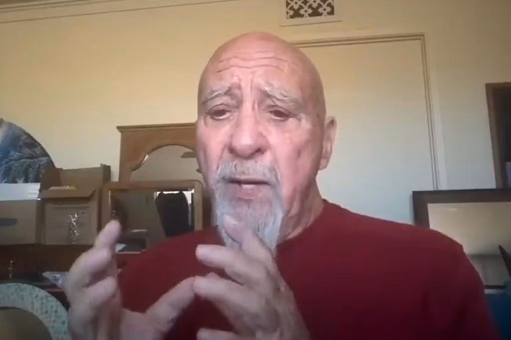 Tiến sĩ Hameroff chia sẻ với người dẫn chương trình Jay Anderson trong chương trình YouTube Project Unity rằng, các nhà khoa học quan sát thấy “mọi thứ dường như biến mất nhưng sau đó lại có sự bùng nổ của hoạt động trong não. Đó có thể là trải nghiệm cận tử hoặc linh hồn rời khỏi cơ thể”. Ảnh: TheProjectUnity/X.