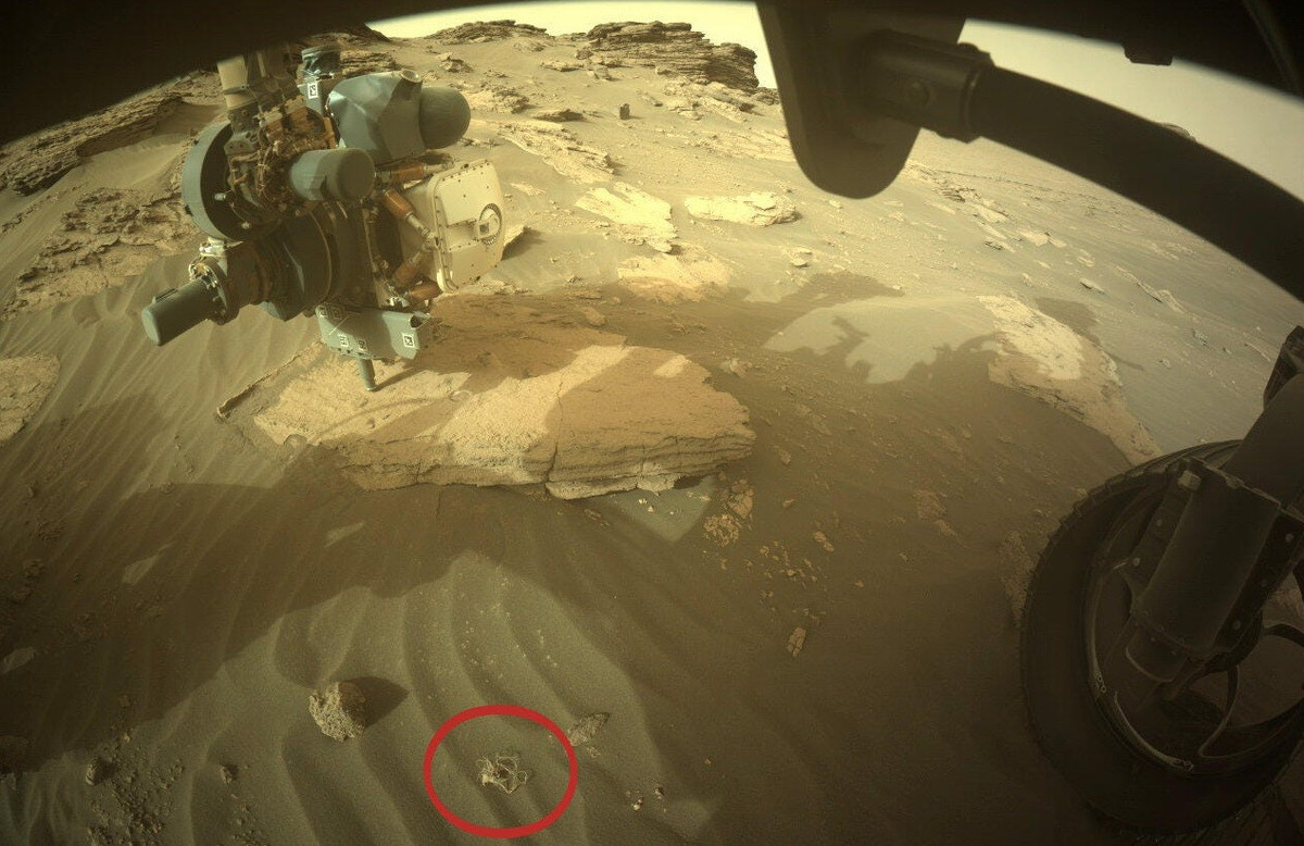 Tháng 7/2022, tàu thăm dò Perseverance (hay còn gọi là "Percy") đã chụp được ảnh một vật thể trông giống mỳ spaghetti trên bề mặt sao Hỏa. Ảnh: NASA.