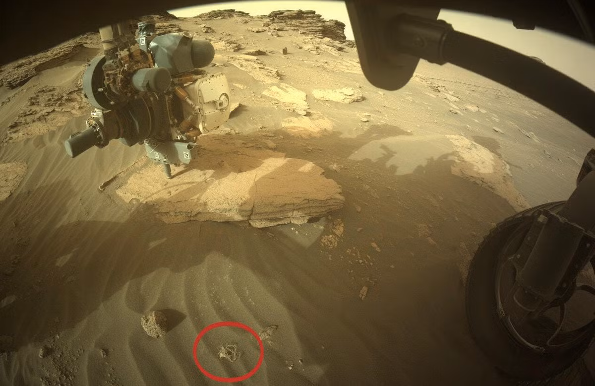 Tháng 7/2022, tàu thăm dò Perseverance (hay còn gọi là "Percy") đã chụp được ảnh một vật thể trông giống mỳ spaghetti trên bề mặt sao Hỏa. Ảnh: NASA.