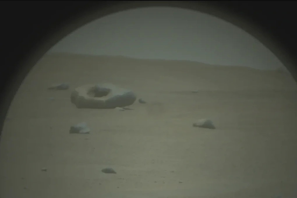 Tàu thám hiểm sao Hỏa Perseverance của NASA đã phát hiện một tảng đá có ngoại hình tựa như một chiếc bánh rán trên bề mặt hành tinh Đỏ vào tháng 6/2023. Ảnh: NASA.