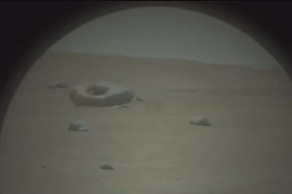 Tàu thám hiểm sao Hỏa Perseverance của NASA đã phát hiện một tảng đá có ngoại hình tựa như một chiếc bánh rán trên bề mặt hành tinh Đỏ vào tháng 6/2023. Ảnh: NASA.