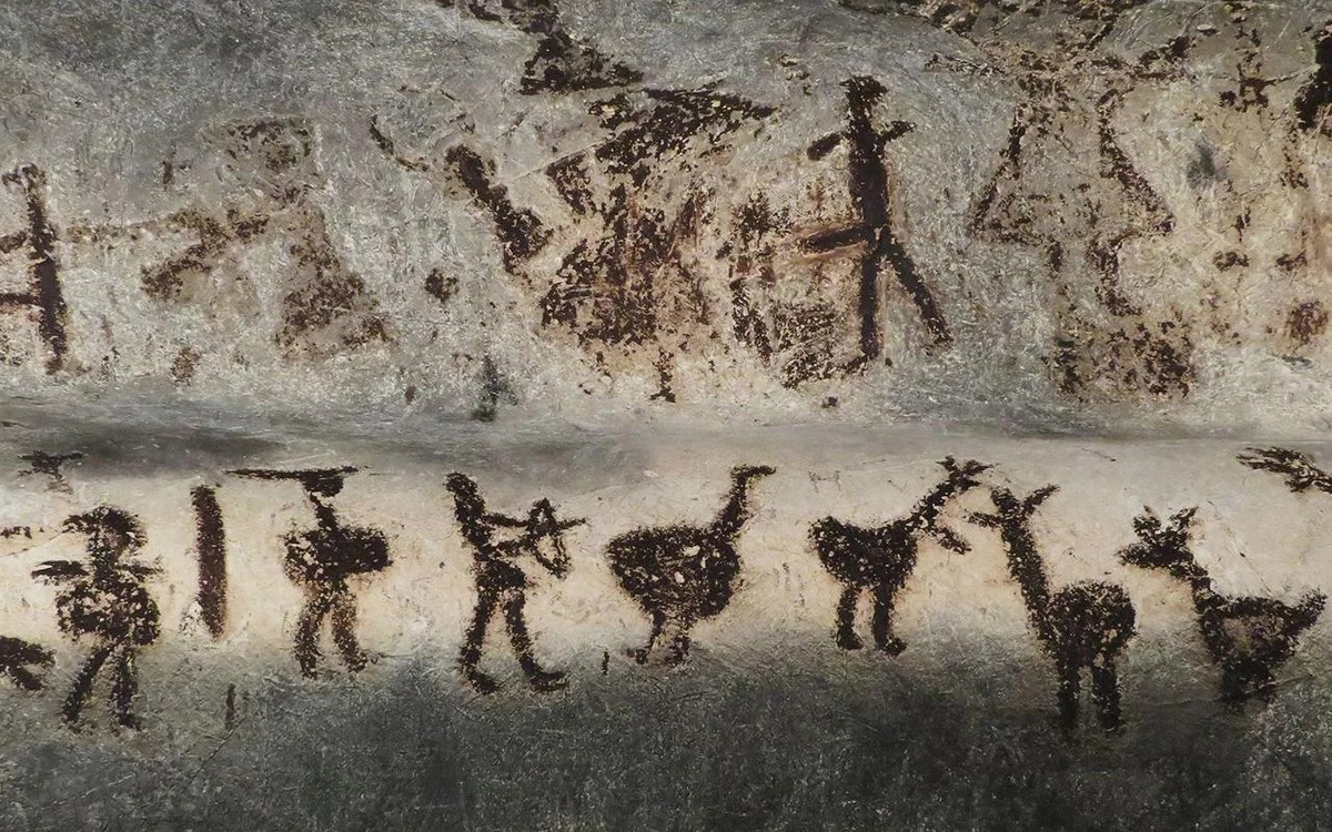 Nhóm nghiên cứu đã tiến hành chụp X-quang cho thấy bên trong khoang tủy của đoạn xương đùi có 3 đầu mũi tên. Trên những đầu mũi tên tìm thấy trong hang động có chứa chất độc hỗn hợp. Ảnh: Octopus, CC-BY-SA-3.0.