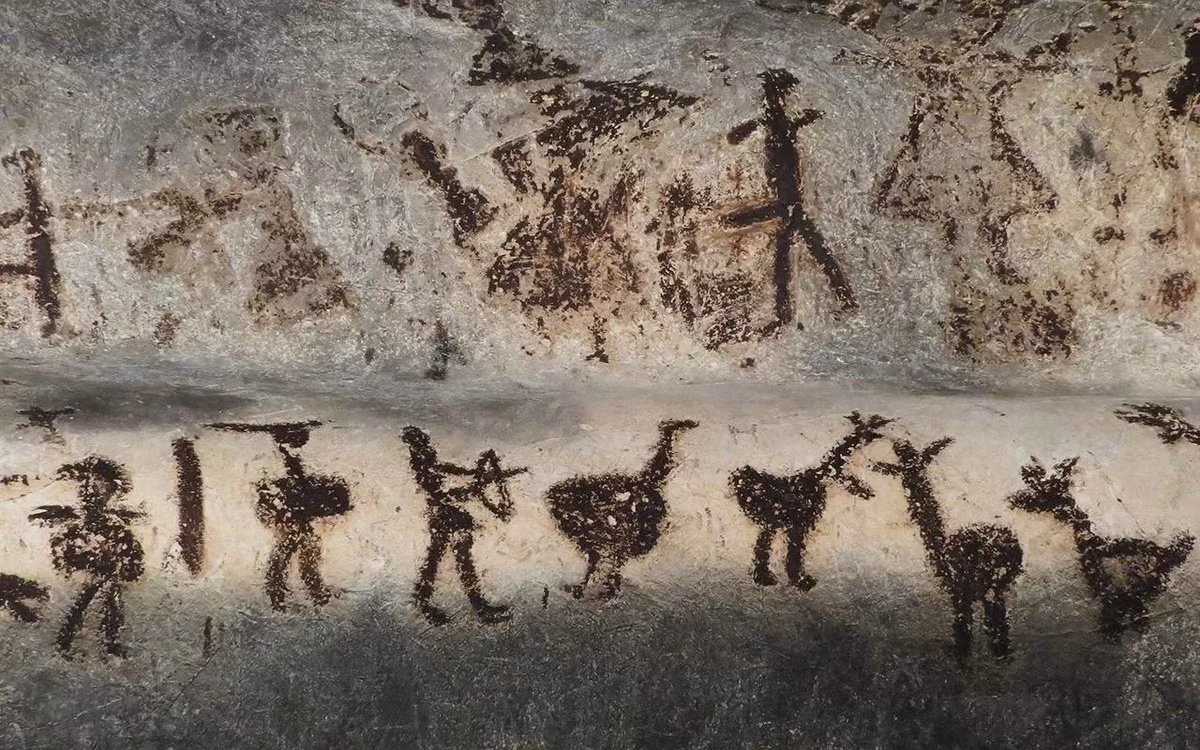 Nhóm nghiên cứu đã tiến hành chụp X-quang cho thấy bên trong khoang tủy của đoạn xương đùi có 3 đầu mũi tên. Trên những đầu mũi tên tìm thấy trong hang động có chứa chất độc hỗn hợp. Ảnh: Octopus, CC-BY-SA-3.0.