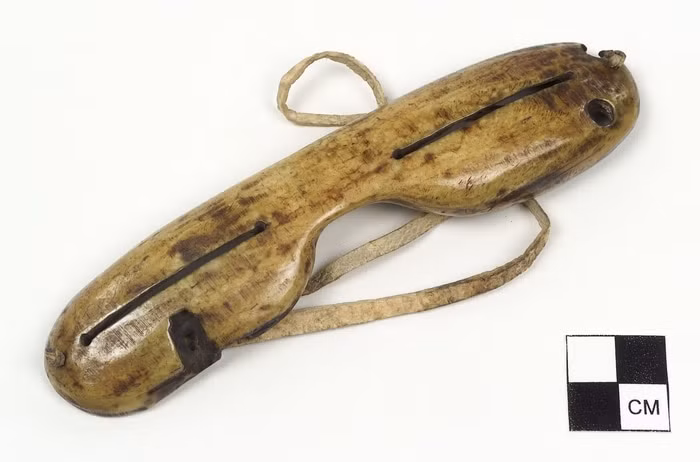 Vật liệu dùng để tạo nên kính đi tuyết Thule là ngà voi. Cổ vật quý hiếm này có chiều ngang 12,7 cm và cao 2,9 cm. Ảnh: National Museum of the American Indian.