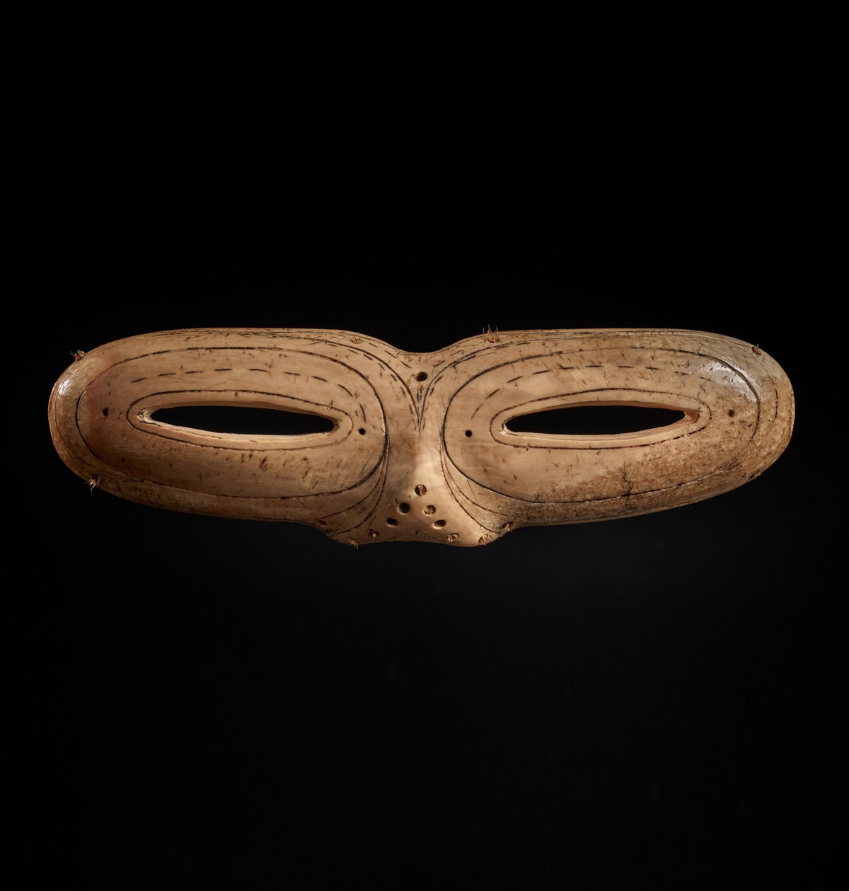 Khi sử dụng loại kính này, người Thule sẽ không bị băng, tuyết thổi vào mắt dẫn tới ảnh hưởng tới tầm nhìn khi di chuyển trong những ngày tuyết rơi dày, gió to vào mùa Đông. Ảnh: artkhade.