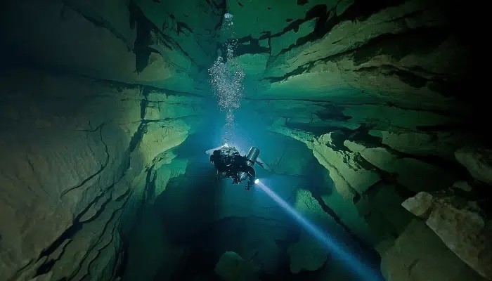 Trong quá trình nghiên cứu vật thể lạ dưới đáy biển Baltic, các chuyên gia gặp khó khăn lớn khi mọi thiết bị điện, bao gồm điện thoại vệ tinh, đều không hoạt động khi lại gần nó. Sau khi di chuyển các thiết bị điện ra xa vật thể bí ẩn khoảng 200m, tất cả lại hoạt động bình thường. Ảnh: marineinsight