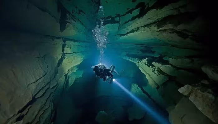 Trong quá trình nghiên cứu vật thể lạ dưới đáy biển Baltic, các chuyên gia gặp khó khăn lớn khi mọi thiết bị điện, bao gồm điện thoại vệ tinh, đều không hoạt động khi lại gần nó. Sau khi di chuyển các thiết bị điện ra xa vật thể bí ẩn khoảng 200m, tất cả lại hoạt động bình thường. Ảnh: marineinsight