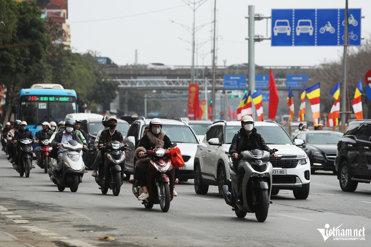 Đường Giải Phóng (đoạn trước cổng chùa Tứ Kỳ, quận Hoàng Mai), dòng người du xuân và từ quê trở về thành phố cũng gia tăng. Đại diện Đội CSGT đường bộ số 14 (Phòng CSGT Công an TP Hà Nội) cho biết, từ nay đến hết ngày 2/2, đơn vị huy động 100% quân số ứng trực, phân luồng, giúp giao thông thông suốt, tạo điều kiện thuận lợi cho bà con trở lại thành phố sau Tết.