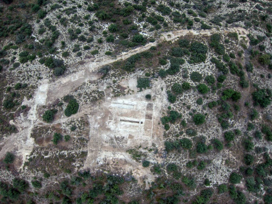 Hai giả thuyết được đưa ra là những hộp sọ cổ xưa đó có thể là chiến lợi phẩm trong các cuộc chiến hoặc là di vật nhằm tôn vinh những nhân vật quan trọng trong xã hội sống ở Ullastret và Puig Castellar vào khoảng 2500 năm trước. Kết quả nghiên cứu mới đây cho thấy 2 giả thuyết trên đều có khả năng xảy ra. Ảnh: patrimoni.gencat/Flickr.