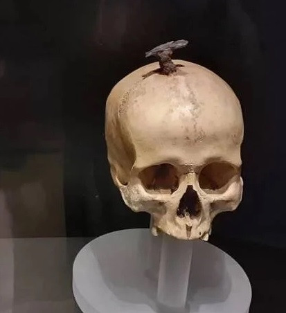 Hai trong số những khu định cư này là Puig Castellar ở Barcelona và Ullastret ở Girona, đã tiết lộ một sự thật rùng rợn về những người dân thời Đồ sắt từng sống ở đó. Đó là việc họ thường đóng những hộp sọ lên tường ở nơi công cộng để người dân có thể nhìn thấy. Ảnh: AlbertRA/Wikimedia Commons.