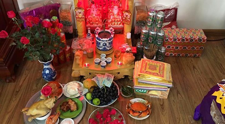 Trong mâm cúng ngày vía Thần Tài thường có bộ tam sên. Bộ tam sên (tam sinh, tam sanh) là một nét văn hoá đặc biệt của người dân Nam Bộ trong phong tục cúng thần Tài; biểu trưng cho Thổ - Thuỷ - Thiên, được hiểu là 3 loài vật sinh sống ở 3 môi trường hoàn toàn khác nhau, mang ý nghĩa linh thiêng trong nghi lễ cúng bái.Ảnh: Cooky.