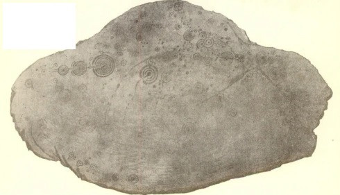 Các chuyên gia đã dành nhiều thời gian để giải mã mục đích người xưa tạo ra tảng đá Cochno. Một vài giả thuyết được đưa ra, trong đó có quan điểm cho rằng những hình vẽ trên tảng đá có ý nghĩa tôn giáo hoặc tâm linh. Tuy nhiên, một giả thuyết cho rằng, tảng đá Cochno có thể là bản đồ sao hoặc đơn giản chỉ vì mục đích trang trí. Ảnh: Bruce 1896.