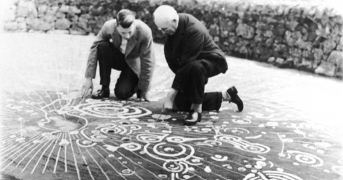 Cochno là tảng đá cổ bí ẩn khiến giới chuyên gia "vắt óc" đi tìm lời giải. Được mục sư James Harvey phát hiện lần đầu trên đất nông nghiệp ở gần nơi hiện là khu nhà ở Faifley tại rìa Clydebank, West Dunbartonshire, Scotland vào năm 1887, tảng đá Cochno có kích thước 12,8m x 8m. Ảnh: Royal Commission on the Ancient and Historical Monuments of Scotland.