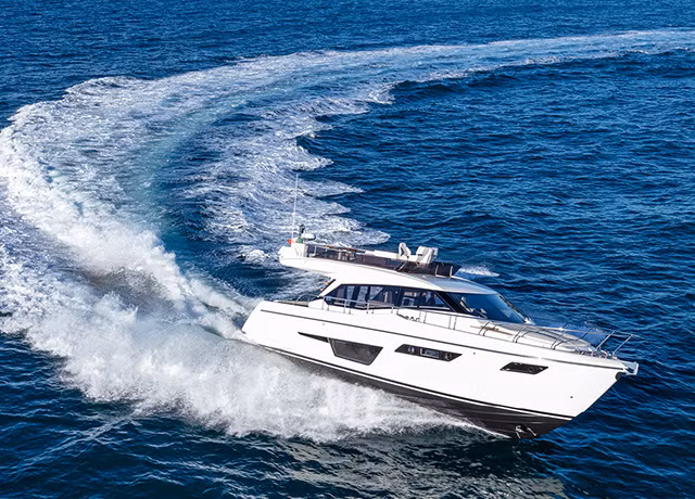 Một lý do khác là màu trắng giúp tàu du lịch, du thuyền nổi bật giữa nền xanh của đại dương và bầu trời, tạo nên cảnh quan ngoạn mục cho những người quan sát và khách hàng tiềm năng đi ngang qua. Ảnh: ferretti-yachts.com.