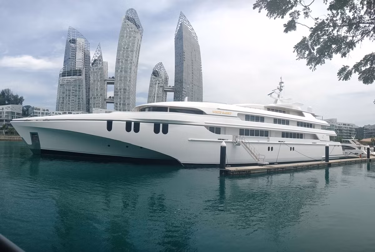 Một con tàu được sơn trắng toàn bộ mang đến cảm giác sạch sẽ và sang trọng, tăng thêm cảm nhận về sự đẳng cấp mà nhiều hành khách mong muốn. Ảnh: motoryachting.